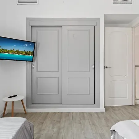 Stunning 3 Floor House In Costa Del Golf בית נופש *