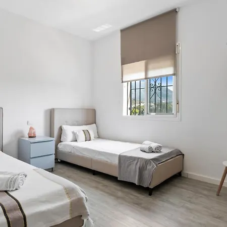 Stunning 3 Floor House In Costa Del Golf